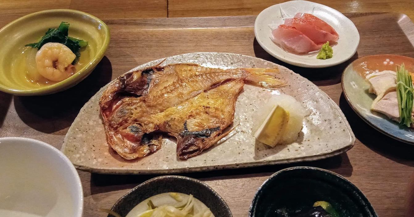 おはようございます今日のランチはコレ️金目鯛の開き炭火焼きandお刺身の二刀流🥩豚肉豆腐本日は沢山用意してお待ち申し上げ‍♂️‍♀️#東京#吉祥寺#ランチ#お昼ごはん#日替わりランチ#毎日変わるおかず#副菜も色々#炊きたてごはん#金目鯛の開き#炭火焼き#金目鯛のお刺身#豚肉豆腐#お刺身#お味噌汁#あぶり処武蔵テイクアウト#あぶり処武蔵ランチ#あぶり処武蔵