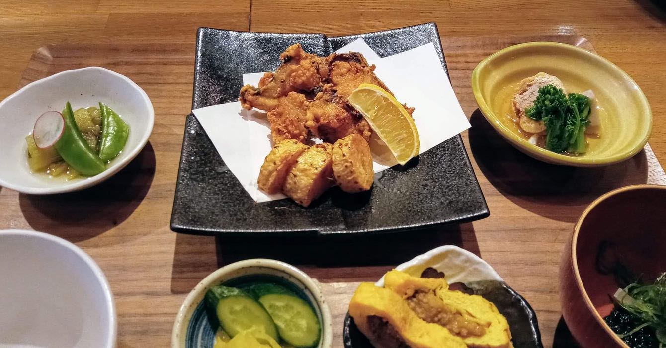 おはようございます今日のランチはコレ️サワラの竜田揚げ🥩極上！ジンギスカン本日はランチのみの営業となります本日もお待ち申し上げ‍♂️‍♀️#東京#吉祥寺#居酒屋#ランチ#お昼ごはん#日替わりランチ#毎日変わるおかず#副菜も色々#炊きたてごはん#サワラの竜田揚げ#ジンギスカン#お刺身#お味噌汁#あぶり処武蔵ランチ#あぶり処武蔵テイクアウト#あぶり処武蔵