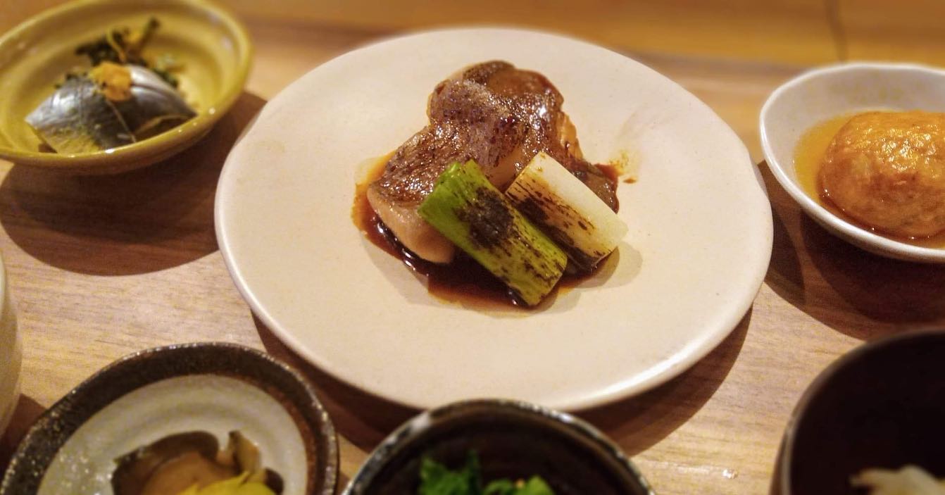 おはようございます今日のランチはコレ️カラスガレイの照り焼き🥩油淋鶏本日もお待ち申し上げ‍♂️‍♀️#東京#吉祥寺#居酒屋#ランチ#お昼ごはん#日替わりランチ#毎日変わるおかず#副菜も色々#炊きたてごはん#カラスガレイの照り焼き#油淋鶏#お刺身#お味噌汁#あぶり処武蔵テイクアウト#あぶり処武蔵ランチ#あぶり処武蔵