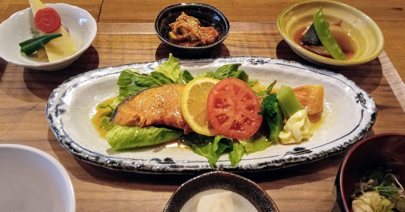 おはようございます今日のランチはコレ️鮭のムニエル🥩牛カルビ焼き肉本日もお待ち申し上げ‍♂️‍♀️#東京#吉祥寺#居酒屋#ランチ#お昼ごはん#日替わりランチ#毎日変わるおかず#副菜も色々#炊きたてごはん#鮭のムニエル#牛カルビ焼き肉#お刺身#お味噌汁#あぶり処武蔵お弁当#あぶり処武蔵テイクアウト#あぶり処武蔵ランチ#あぶり処武蔵