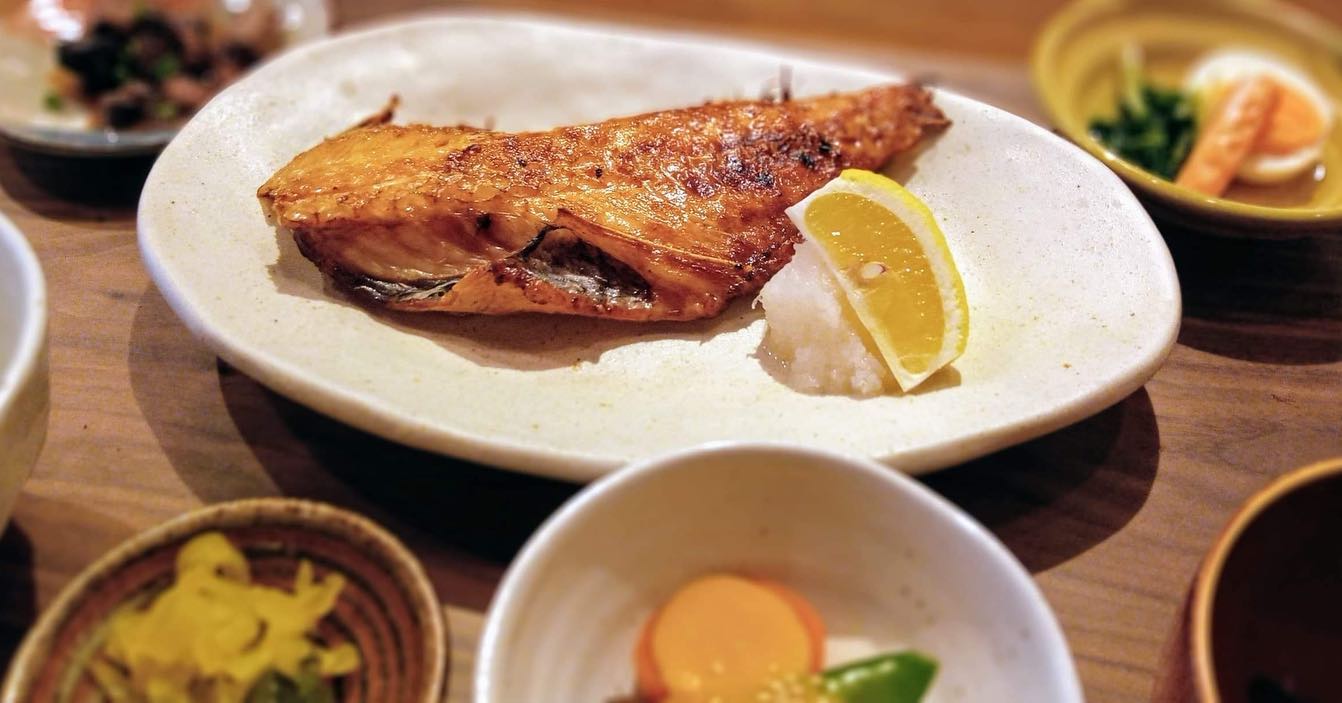 おはようございます今日のランチはコレ️赤魚の醤油干し炭火焼き🥩鶏の唐揚げ本日もお待ち申し上げ‍♂️‍♀️#東京#吉祥寺#居酒屋#ランチ#お昼ごはん#日替わりランチ#毎日変わるおかず#副菜も色々#炊きたてごはん#赤魚の醤油干し炭火焼き#鶏の唐揚げ#お刺身#お味噌汁#あぶり処武蔵ランチ#あぶり処武蔵