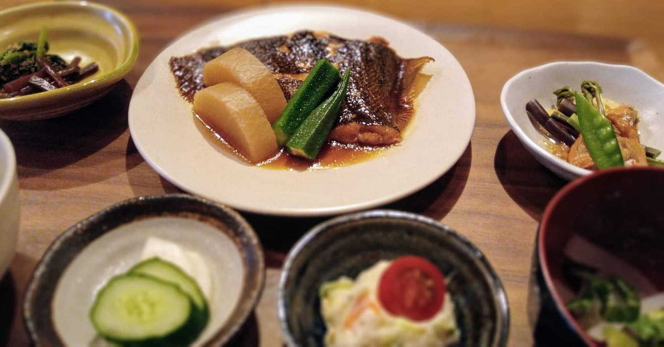 おはようございます今日のランチはコレ️真ガレイ煮付け🥩牛タン塩焼き本日もお待ち申し上げ‍♂️‍♀️#東京#吉祥寺#居酒屋#ランチ#お昼ごはん#日替わりランチ#毎日変わるおかず#副菜も色々#炊きたてごはん#真ガレイ煮付け#牛タン塩焼き#お刺身#お味噌汁#あぶり処武蔵ランチ#あぶり処武蔵